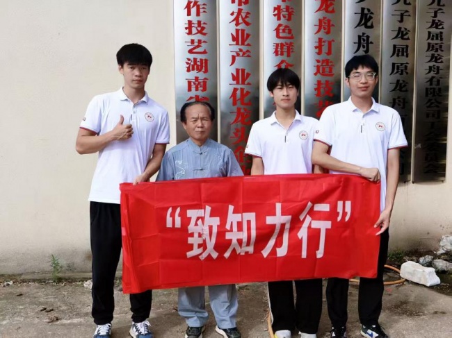 体育学院实践团走访非遗传承人许桂生探寻龙舟文化与传统造舟技艺(1)(3)